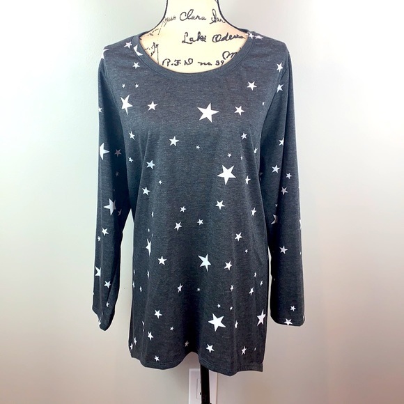 Green Envelope Stars Print Scoop Neck Top Handkerchief Hem NWT - Picture 1 of 7